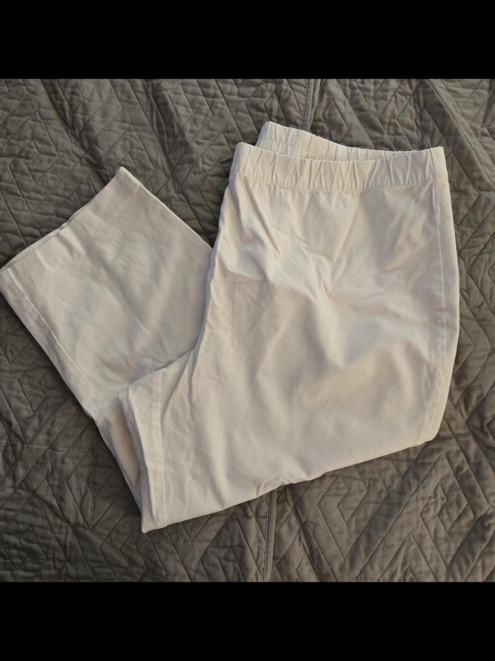 Susan Graver White Elastic-Waist Capri Pants